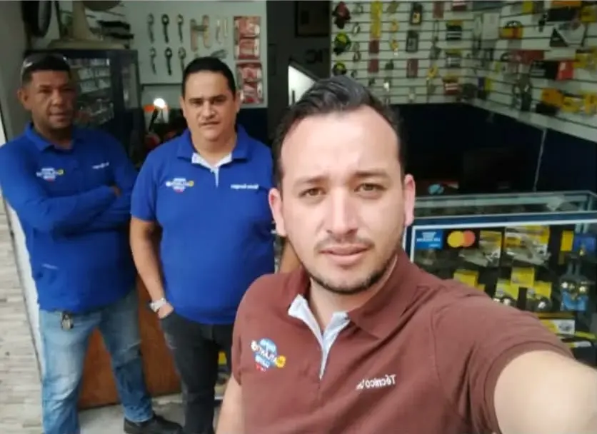 Equipo de Chapas y Llaves Atlantic en el local