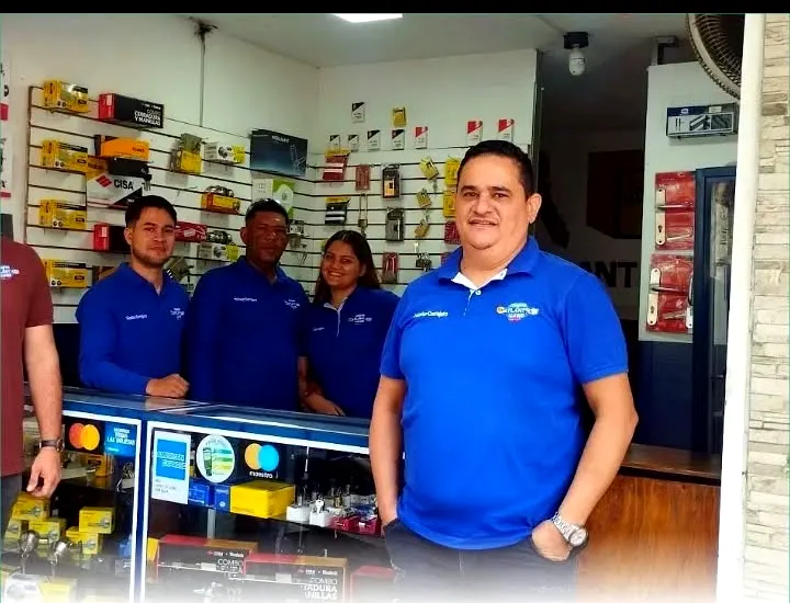 Equipo de Chapas y Llaves Atlantic en su cerrajería de Cali