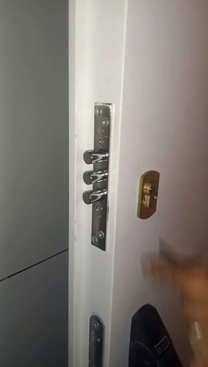 Cerradura multipunto instalada en una puerta