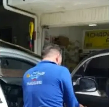 Técnico trabajando en un vehículo
