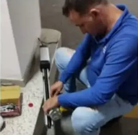 Técnico instalando una cerradura